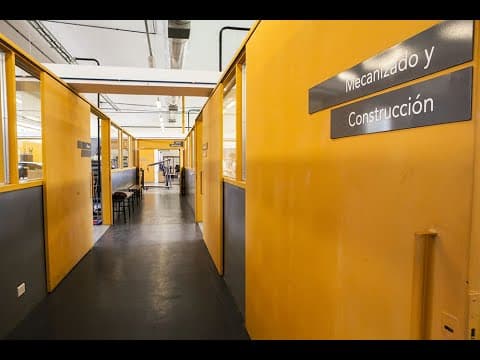 Pasillo interior con puertas y carteles del área de Mecanizado y Construcción