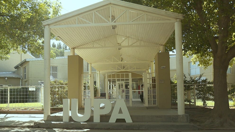 Ingreso cubierto del IUPA con el nombre de la institución en primer plano