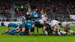Partido de rugby con jugadores disputando una formación.