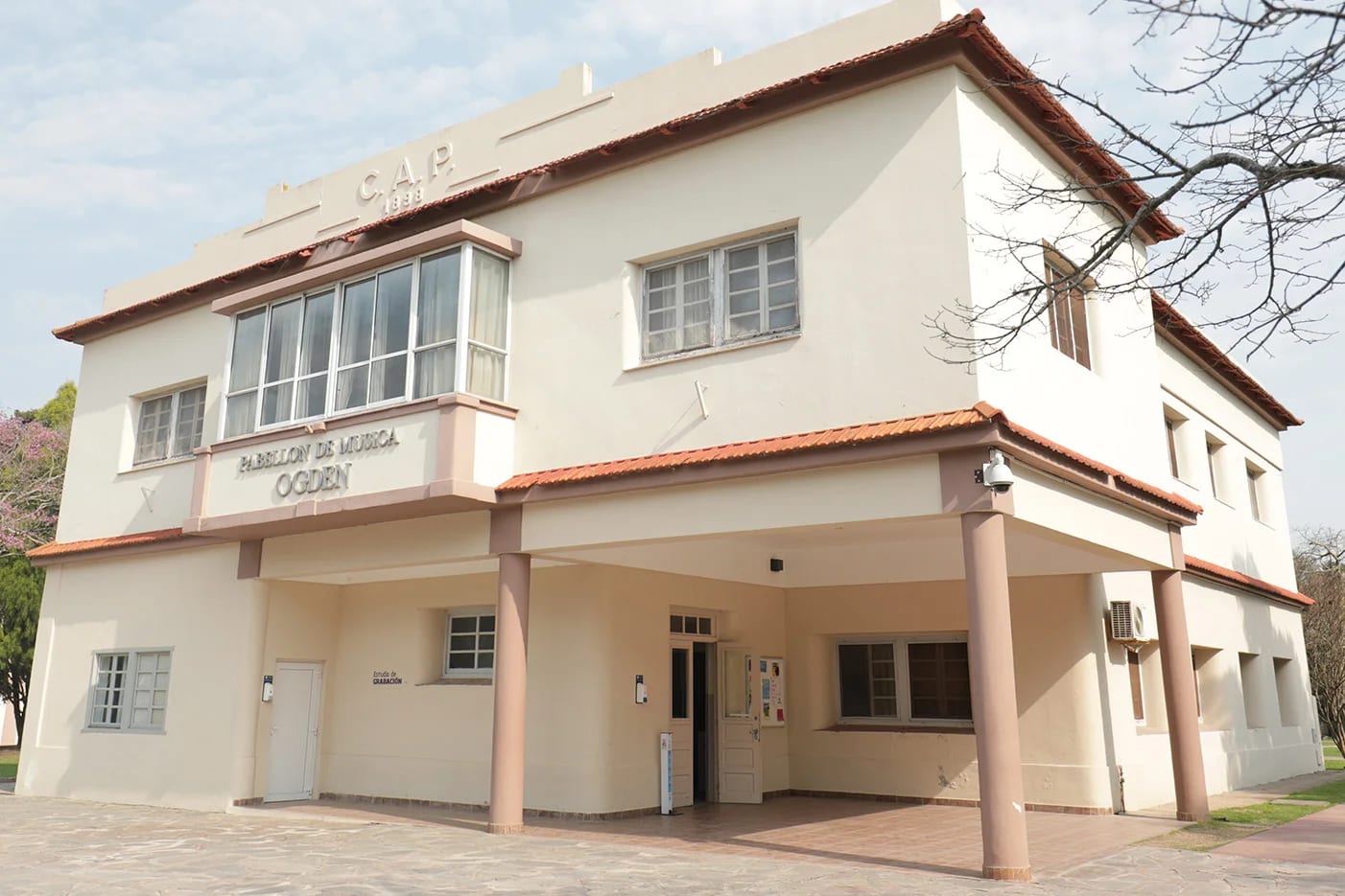 Fachada del edificio de la Escuela de Música de la UAP