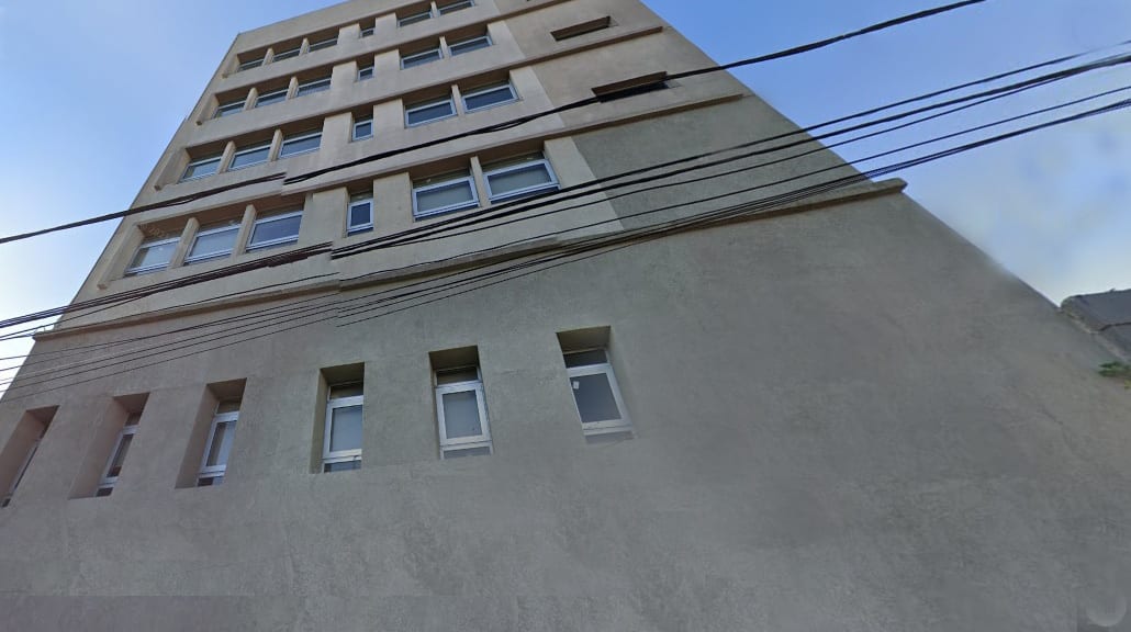 Vista exterior en contrapicado de un edificio de la Universidad Católica de La Plata.