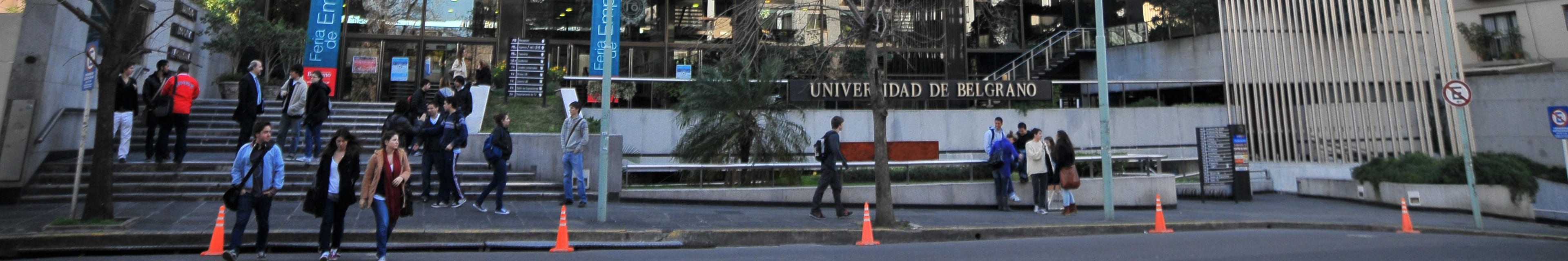 Fachada de la Universidad de Belgrano con personas en la entrada.