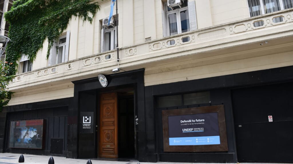 Fachada de la Universidad de la Defensa Nacional, con acceso principal y cartel institucional.