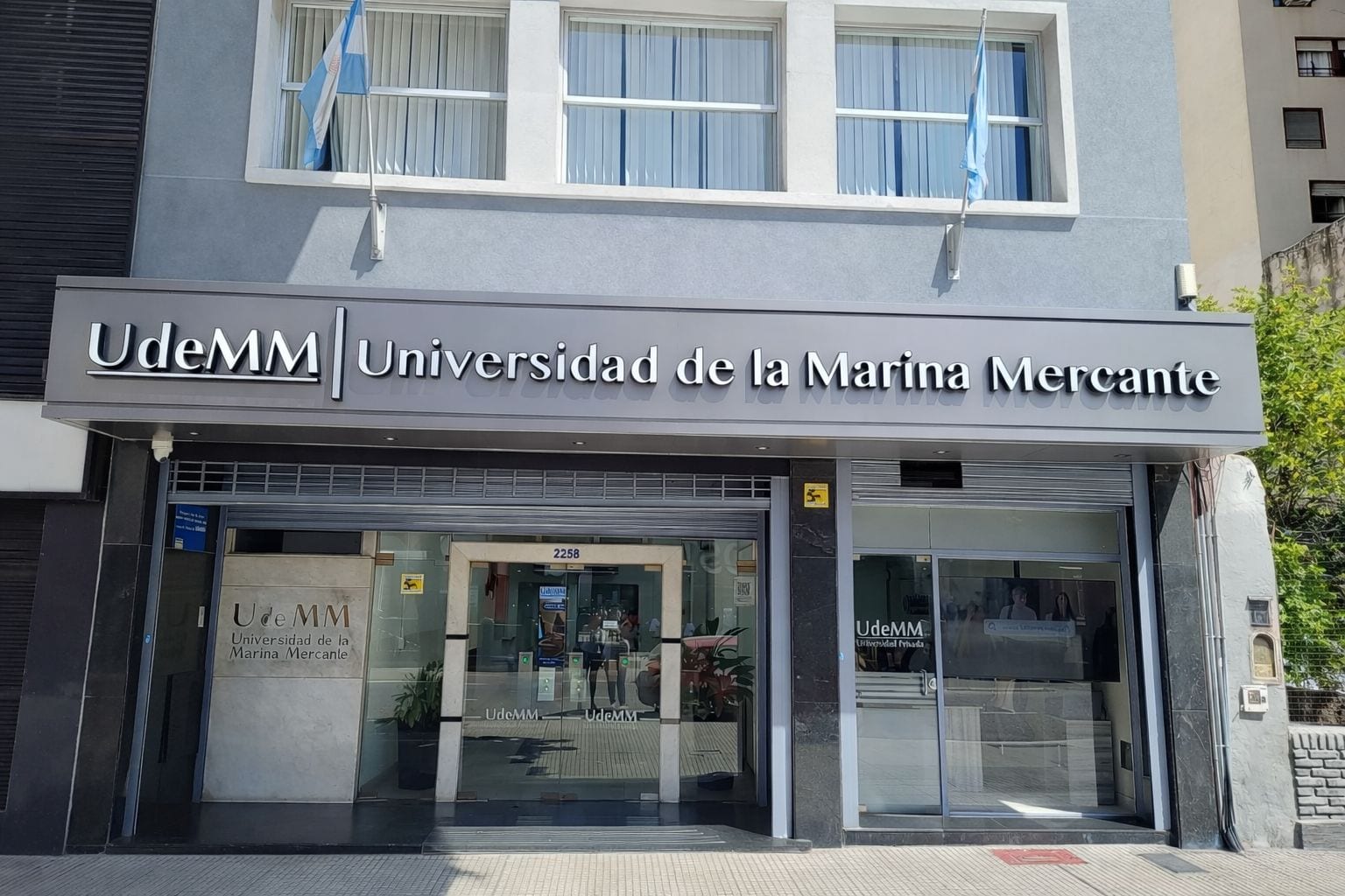 Fachada de la Universidad de la Marina Mercante con acceso vidriado.