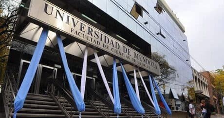 Fachada de la Facultad de Ciencias de la Salud de la Universidad de Mendoza.