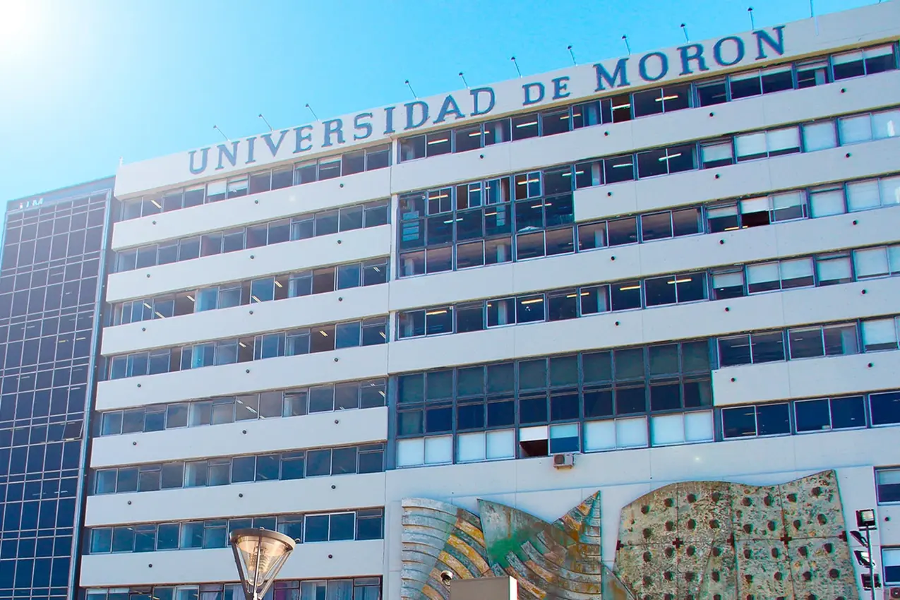 Fachada del edificio de la Universidad de Morón con el nombre institucional en la parte superior.