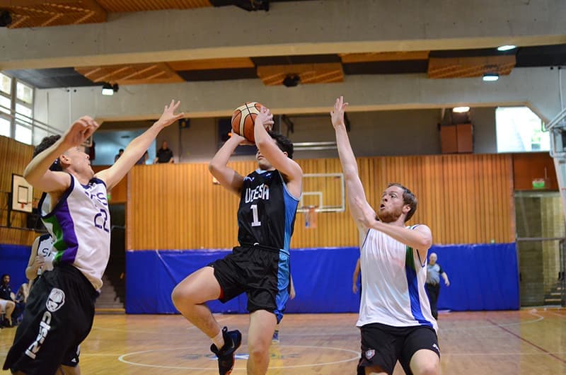 Estudiantes de UdeSA jugando un partido de básquet