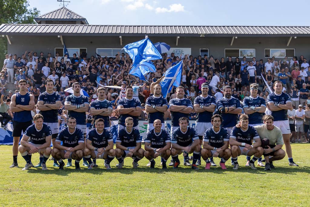 Equipo de rugby y estudiantes de UdeSA en el campo de deportes