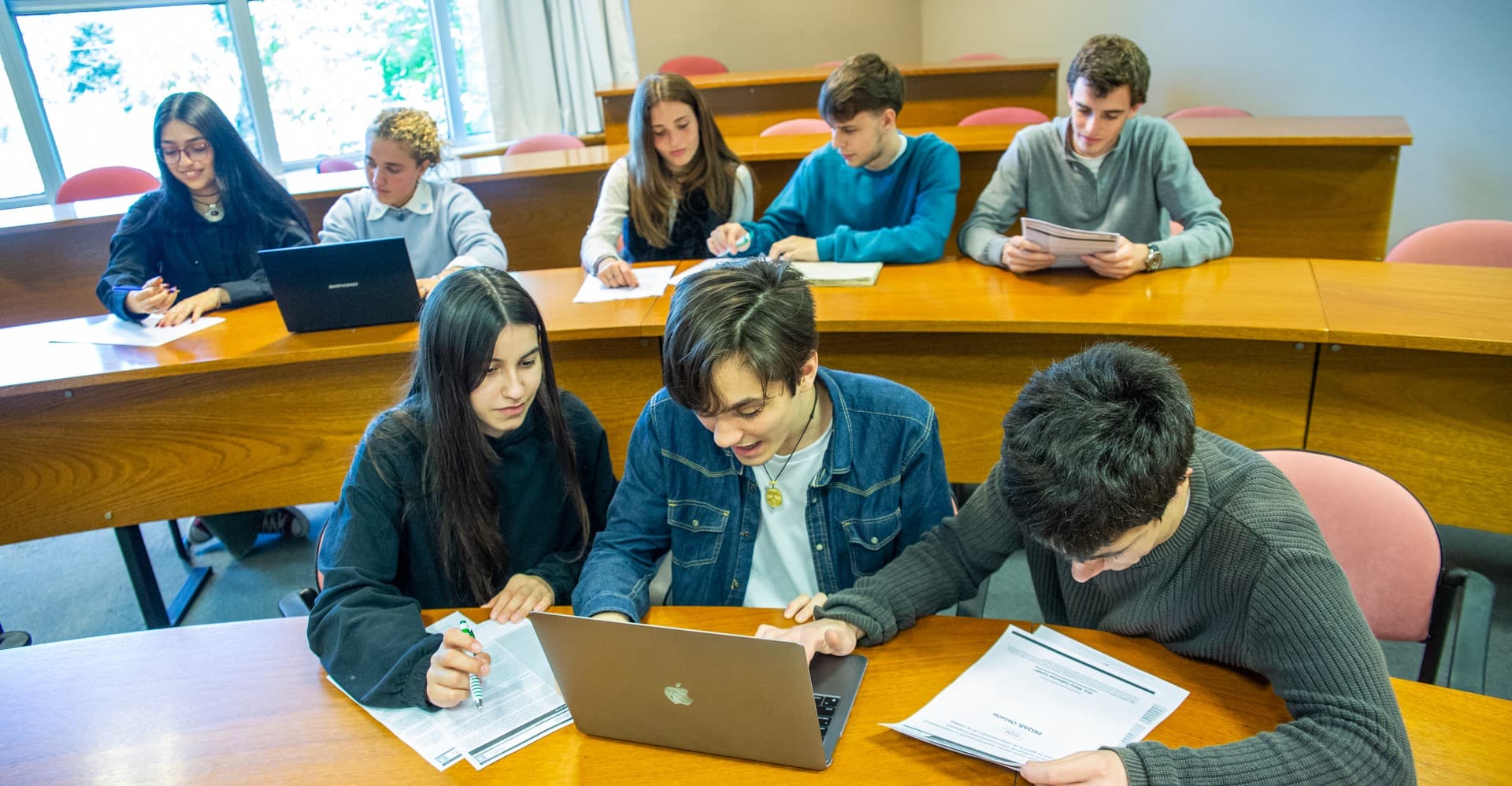 Estudiantes de la USI trabajando juntos en un aula