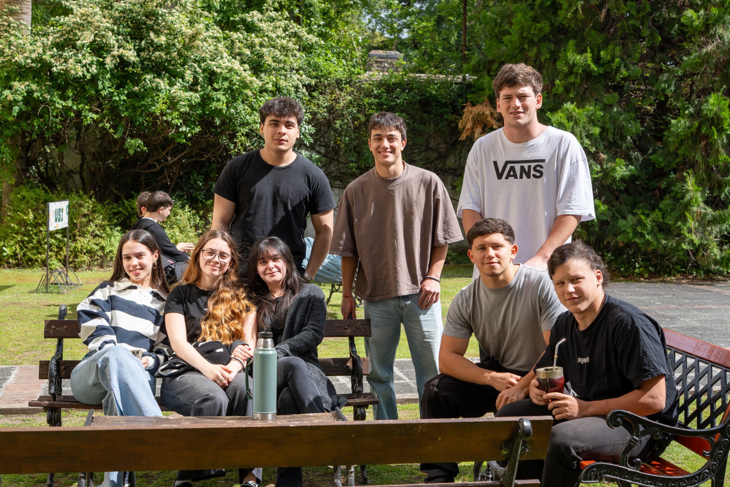 Grupo de estudiantes de la USI reunido en los jardines del campus