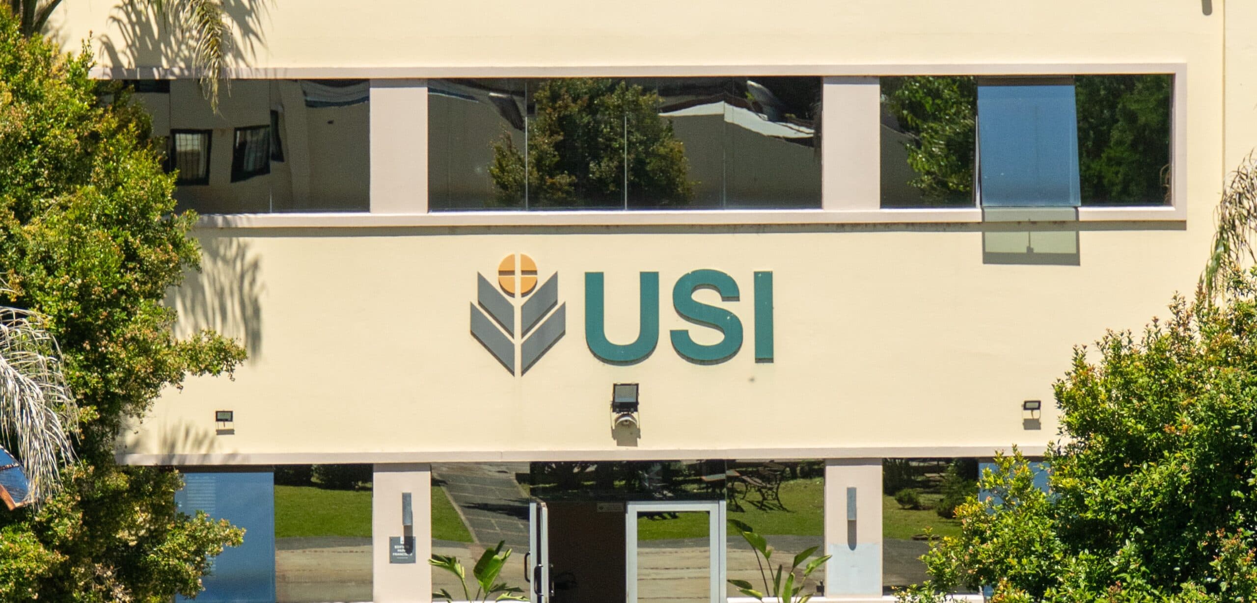 Fachada y acceso al campus de la Universidad de San Isidro