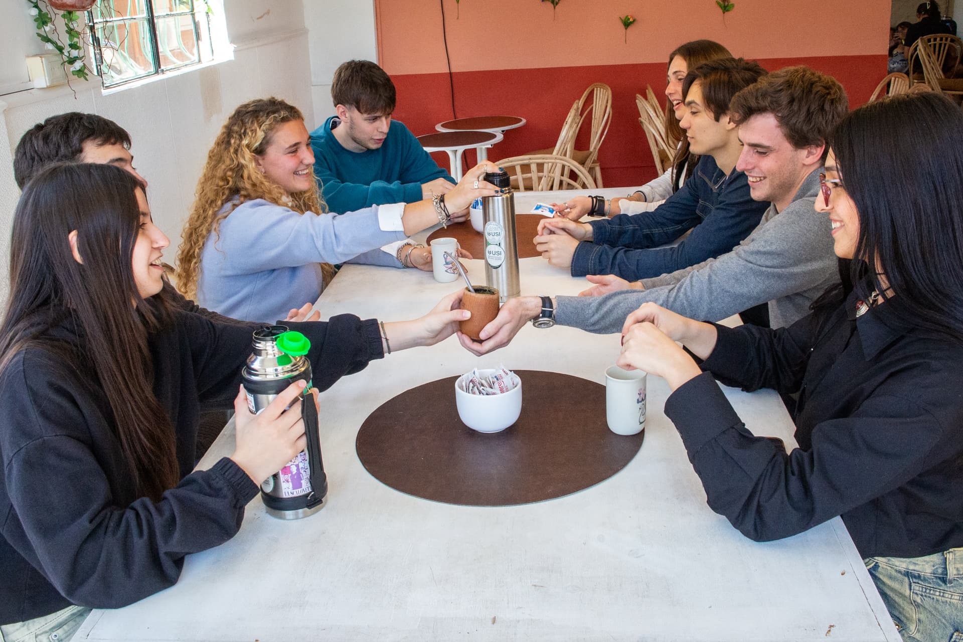 Estudiantes compartiendo un espacio común de la Universidad de San Isidro