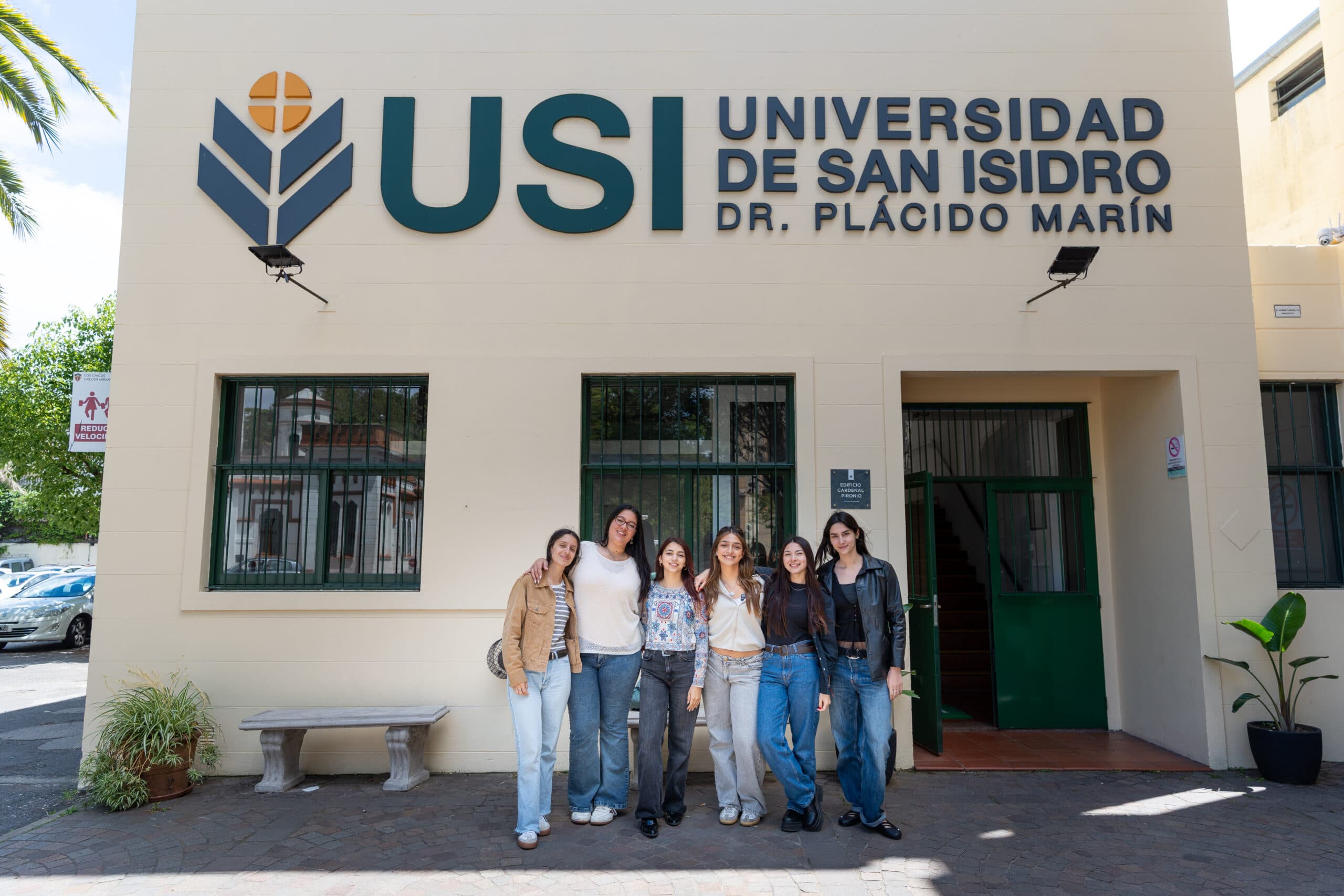 Estudiantes frente a un edificio de la Universidad de San Isidro