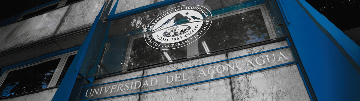 Fachada de la Universidad del Aconcagua con el nombre institucional visible en la entrada.