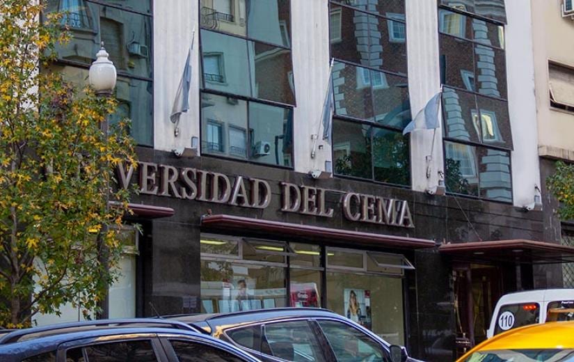 Fachada de la sede central de la Universidad del CEMA, con el nombre de la institución sobre el acceso.