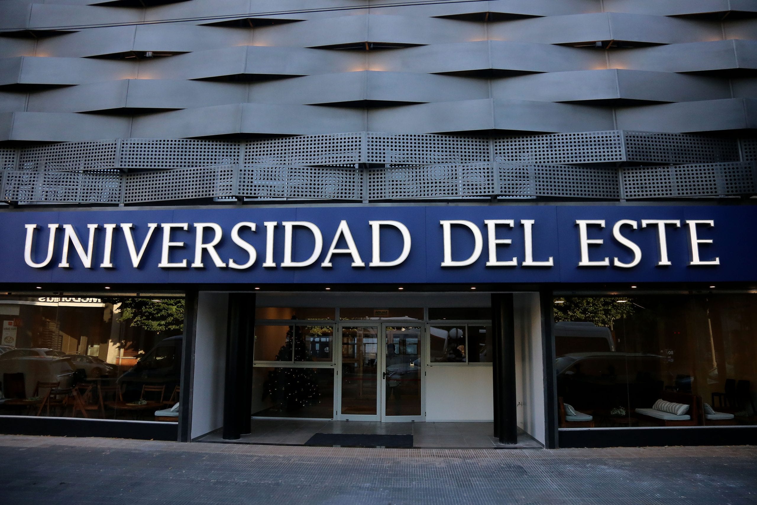 Fachada de la Universidad del Este con el nombre institucional sobre el acceso