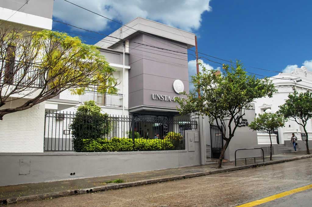 Fachada de una sede de la UNSTA vista desde la calle.