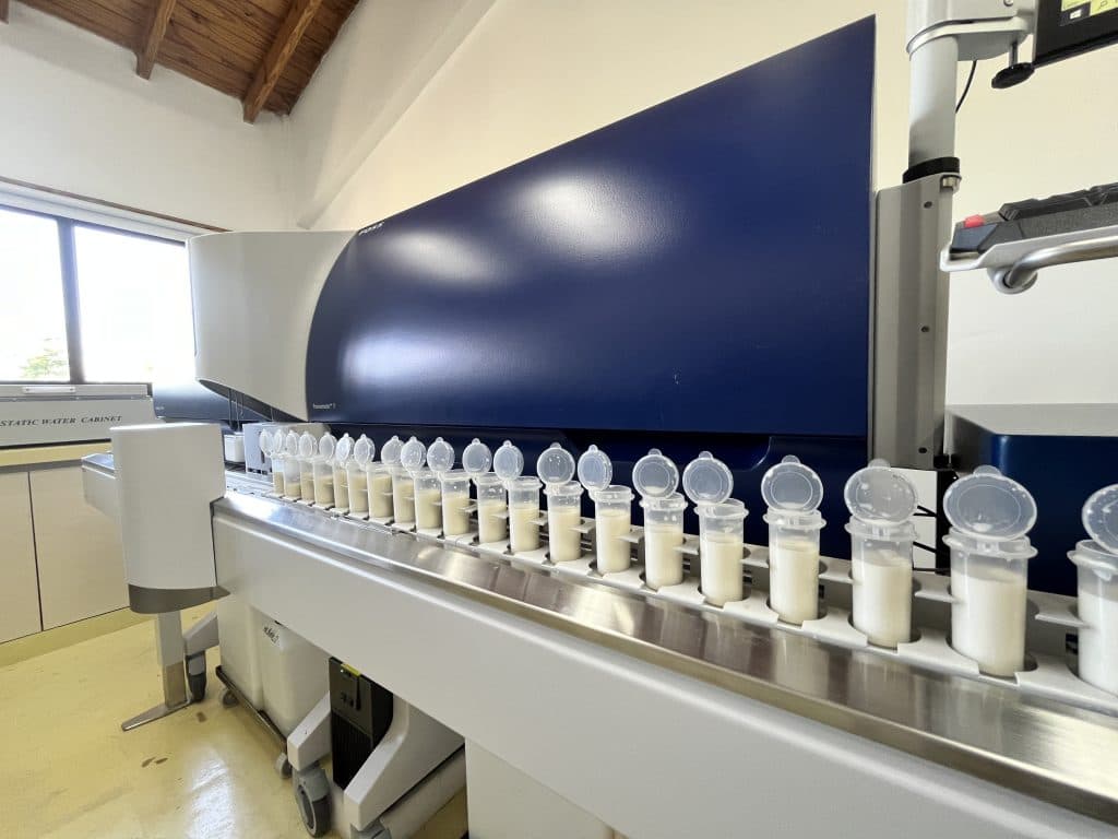 Equipo de laboratorio con una fila de tubos de ensayo en una sala iluminada.