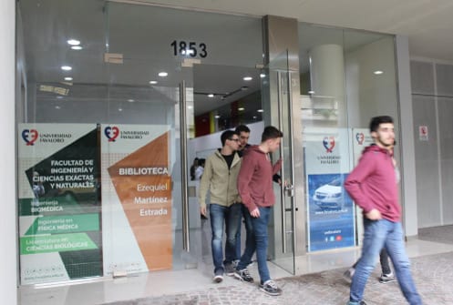 Ingreso acristalado de la Universidad Favaloro con estudiantes entrando