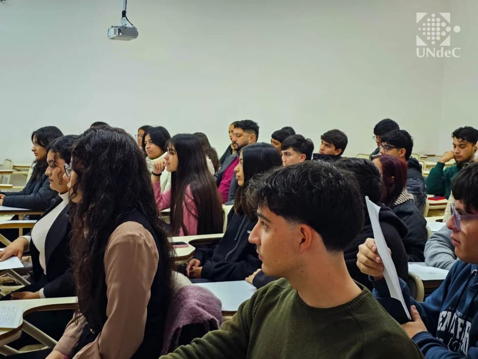Estudiantes sentados en un aula durante una actividad académica.