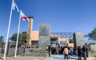 Entrada de un edificio de la Universidad Nacional de Chilecito con personas reunidas frente al acceso.