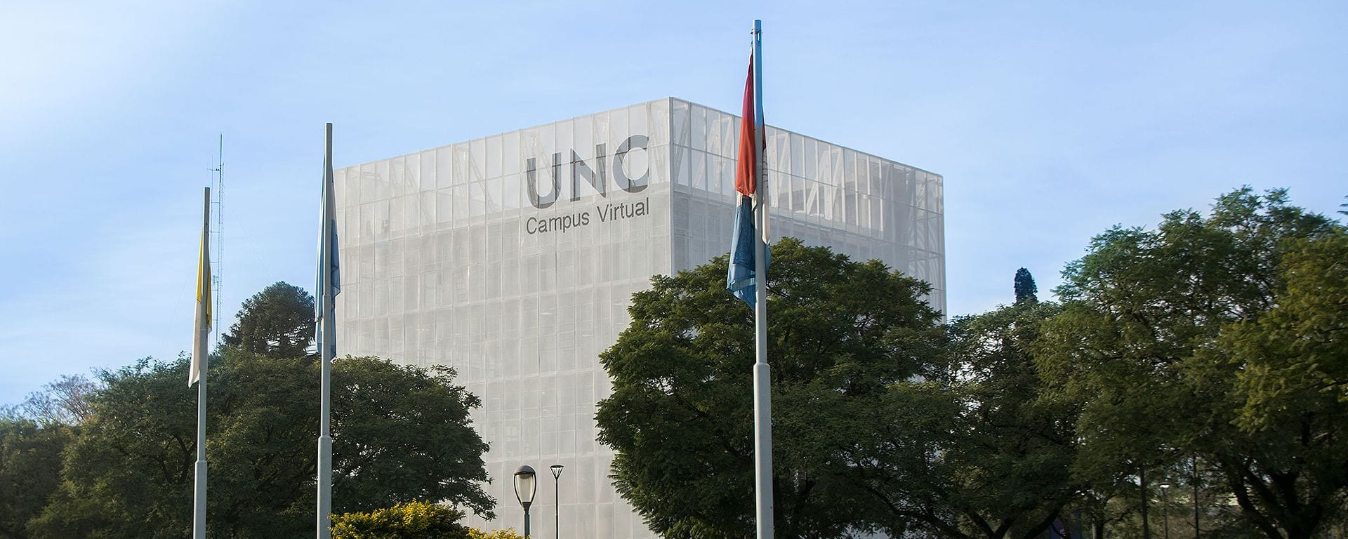 Edificio de la Universidad Nacional de Córdoba con banderas en primer plano.