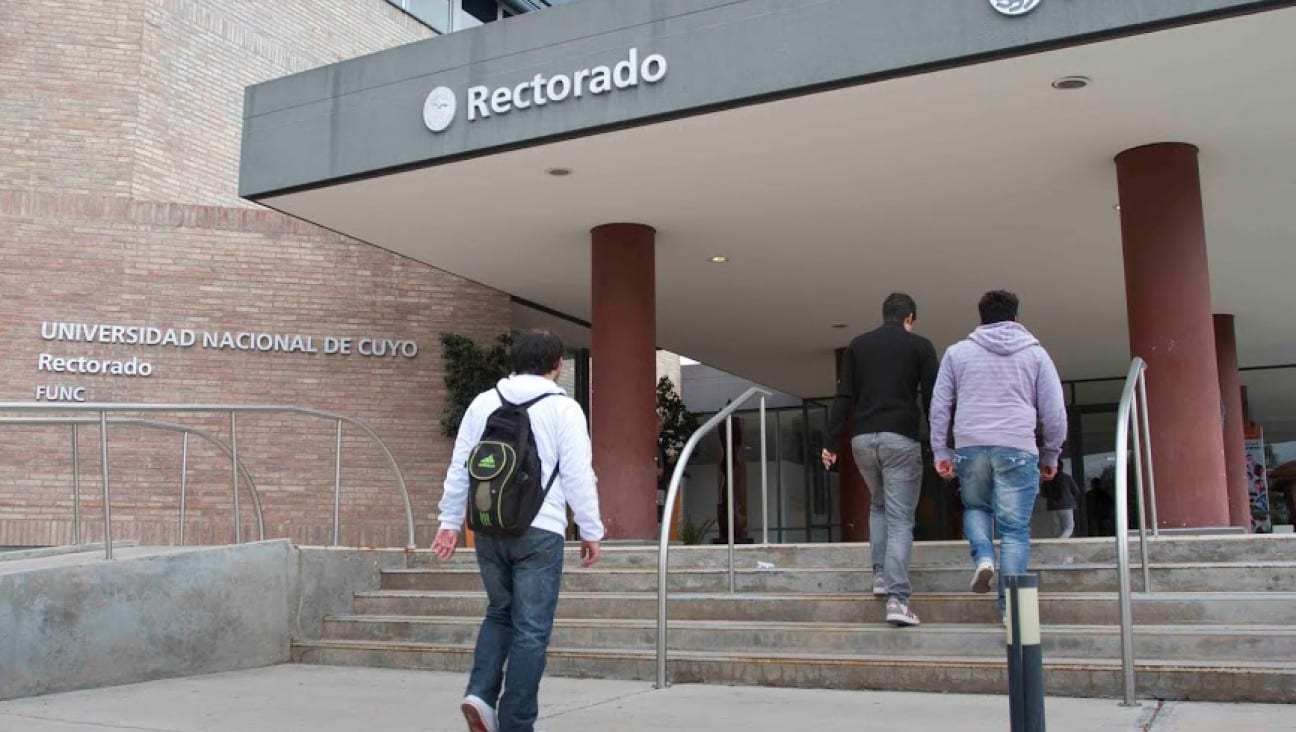 Entrada del Rectorado de la Universidad Nacional de Cuyo con estudiantes ingresando