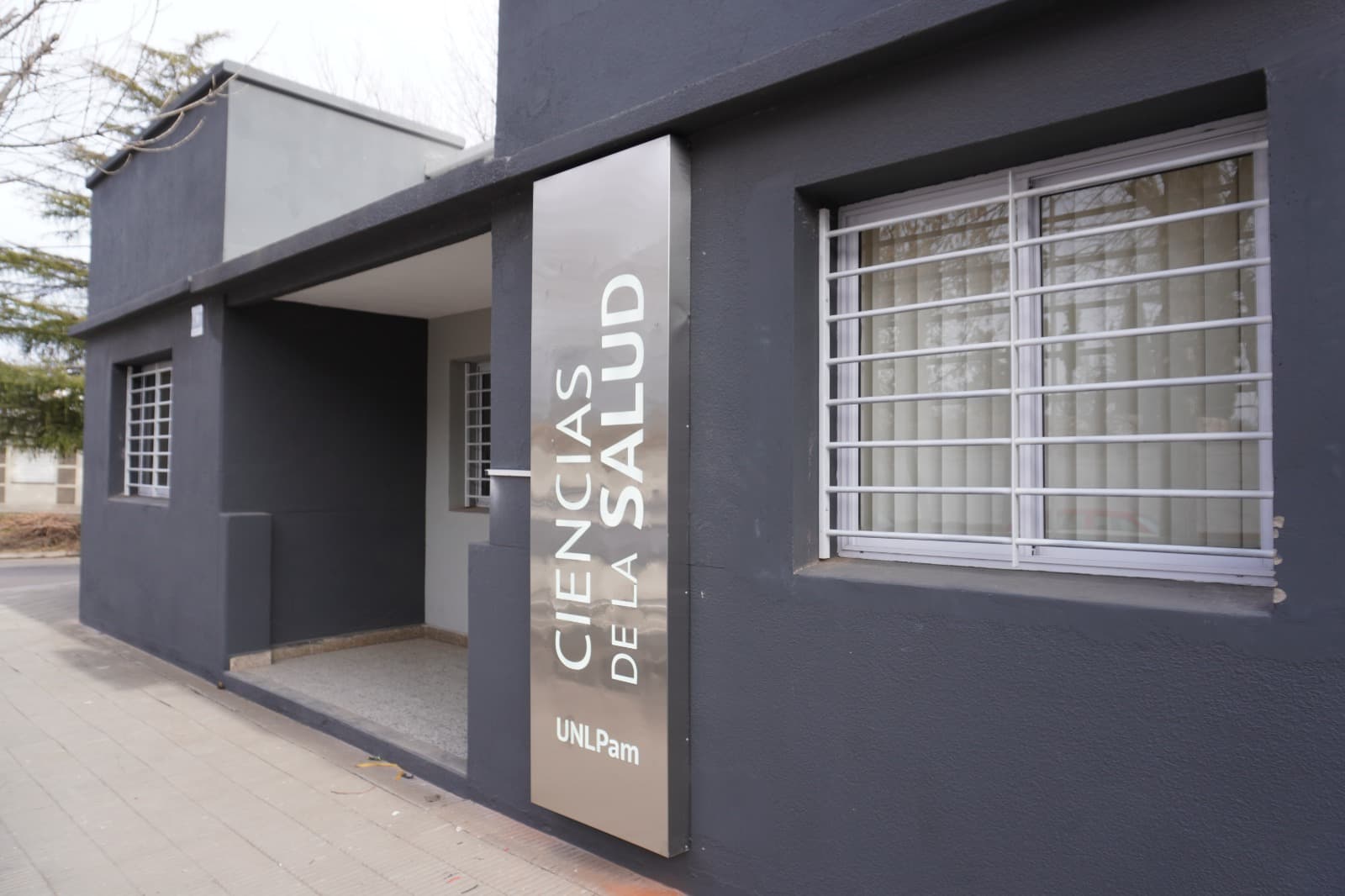 Acceso exterior de la sede de Ciencias de la Salud de la UNLPam.