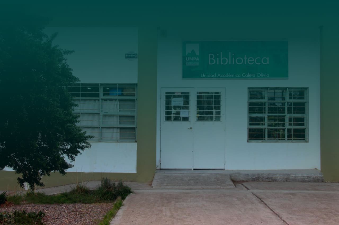 Entrada de la biblioteca universitaria, con cartel identificatorio sobre la puerta.