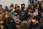 Grupo numeroso de jóvenes reunido en un espacio interior