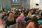 Asistentes sentados en un aula mirando una presentación proyectada
