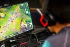 Persona frente a una computadora durante una partida de videojuego