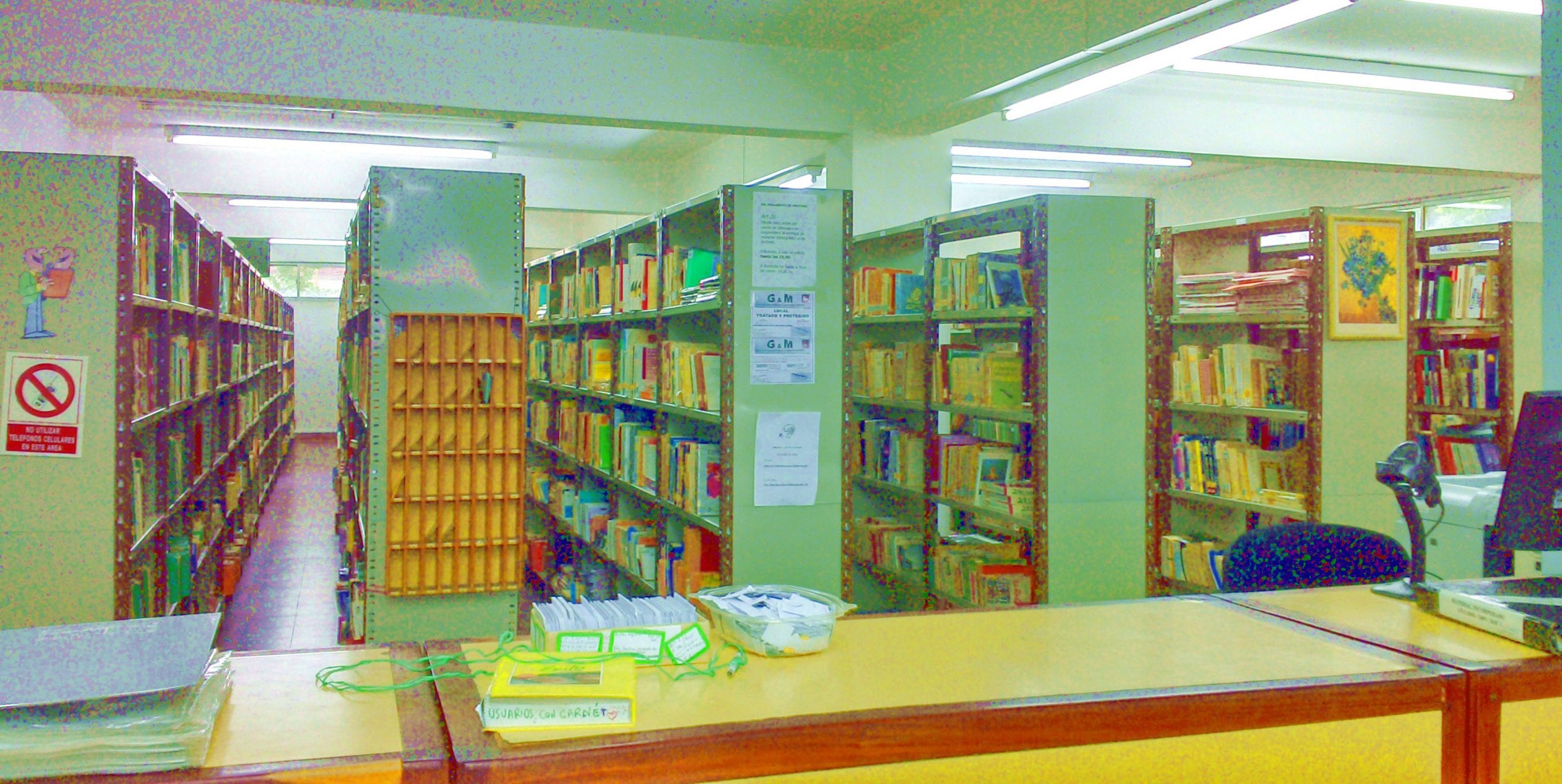Mostrador y estanterías con libros en una biblioteca universitaria