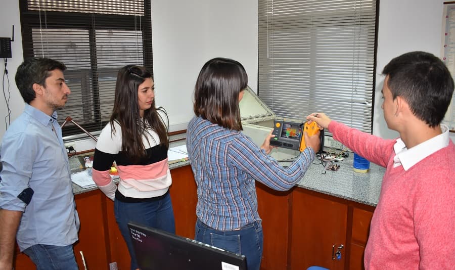 Personas realizando una práctica con instrumentos electrónicos en un laboratorio