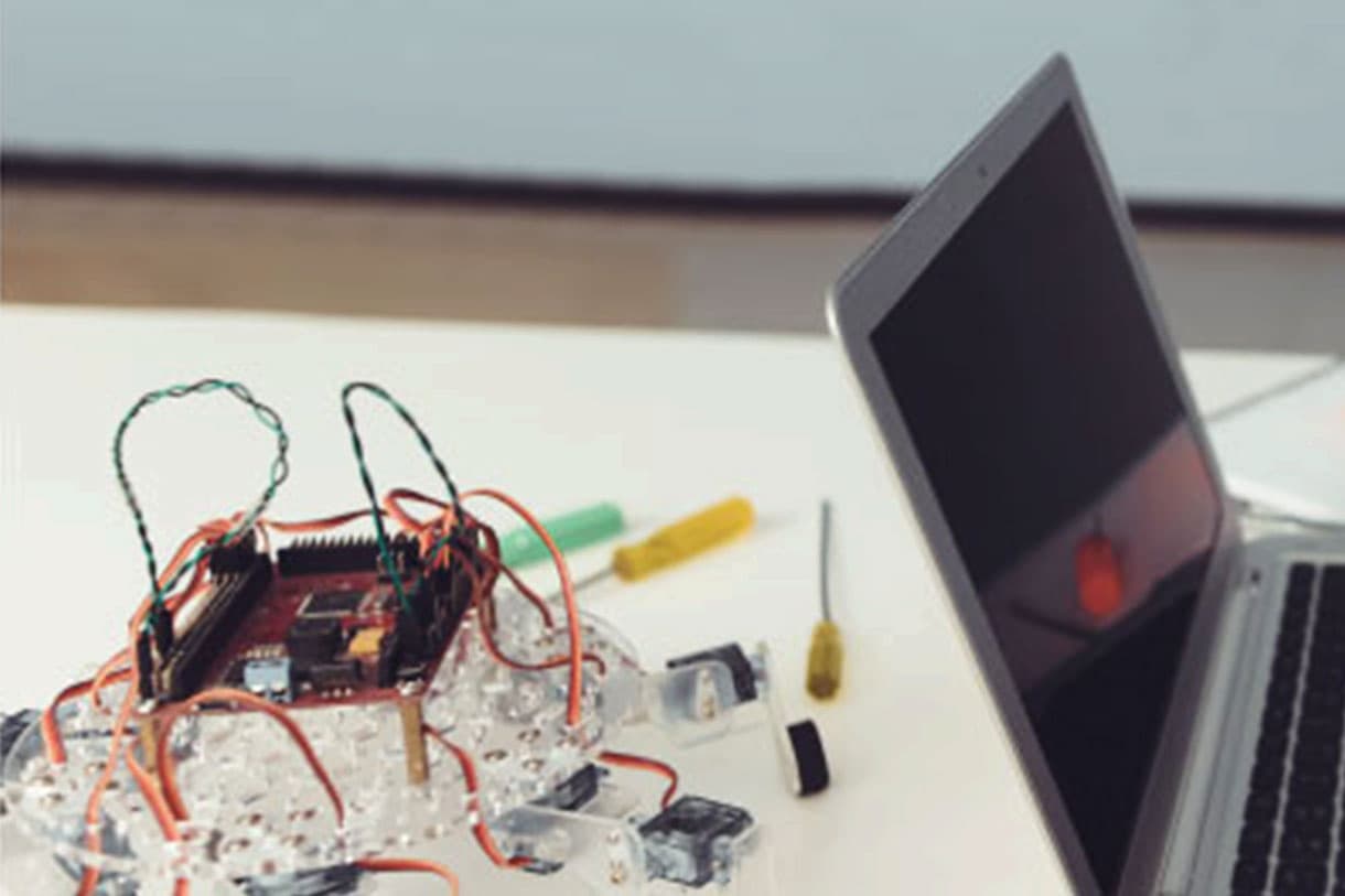 Placa de pruebas electrónica conectada a una computadora portátil