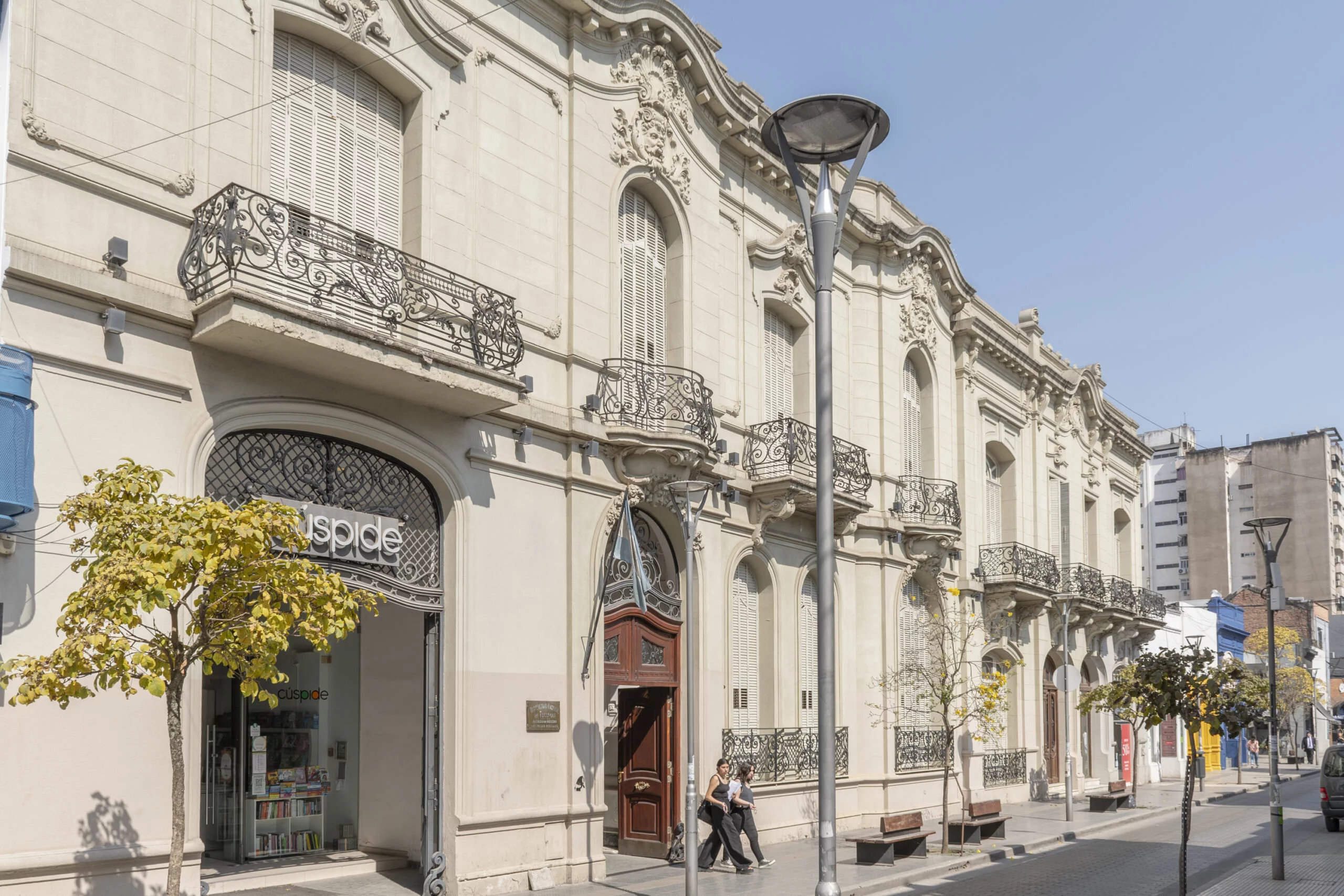 Fachada de un edificio histórico de la Universidad Nacional de Tucumán vista desde la vereda