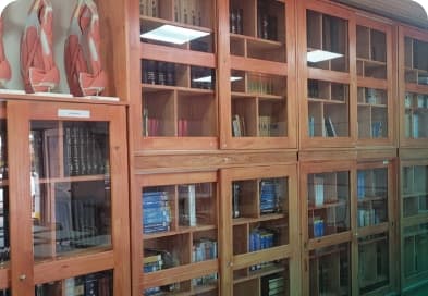 Estanterías de madera con libros en una biblioteca.