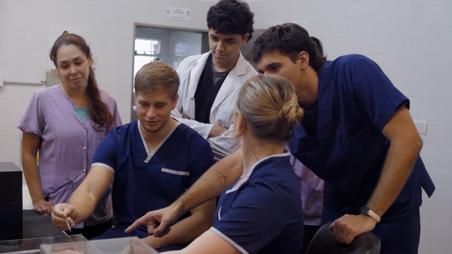 Estudiantes realizan una práctica en el museo de anatomía.