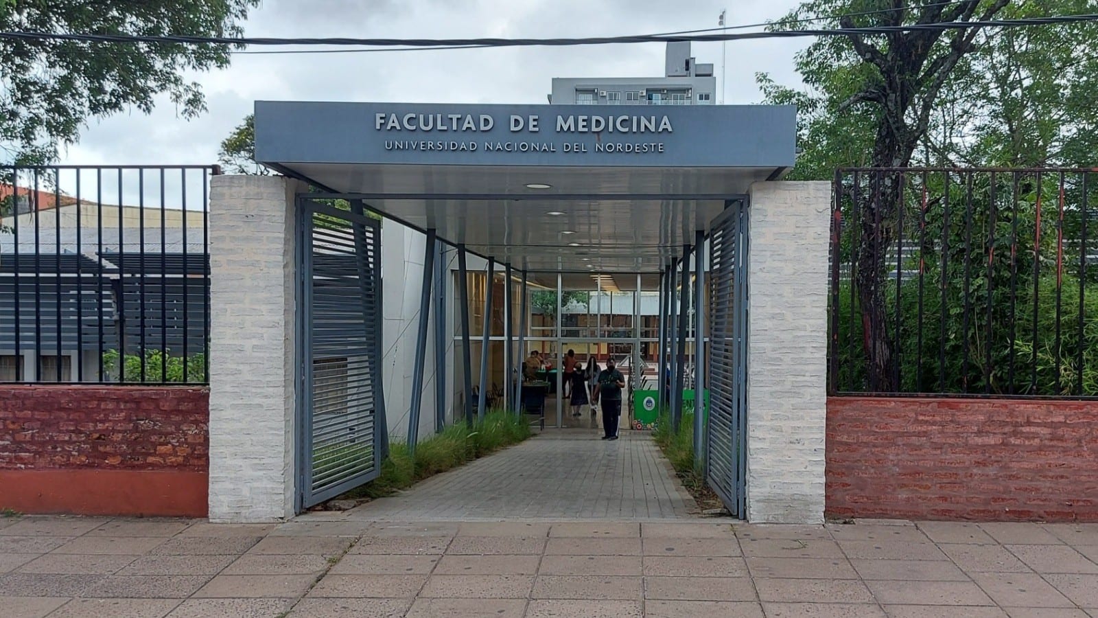 Acceso principal de la Facultad de Medicina de la Universidad Nacional del Nordeste.