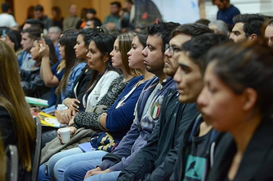 Estudiantes sentados en un auditorio durante una actividad académica