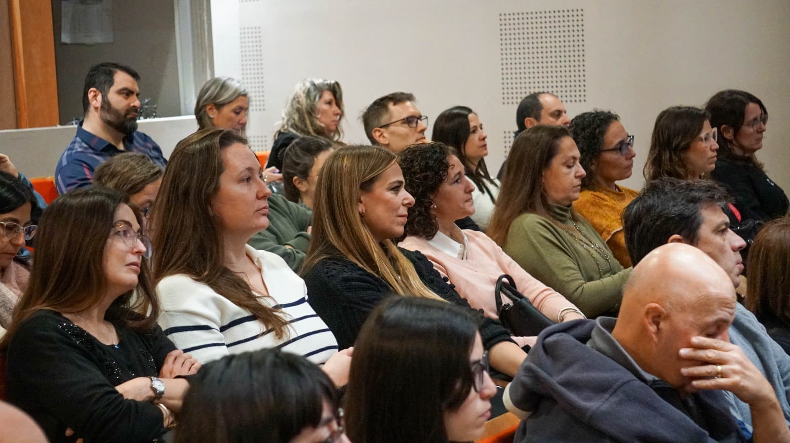 Personas sentadas en un auditorio durante una actividad académica.
