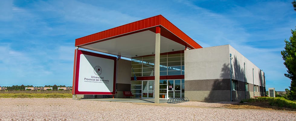 Edificio de la Universidad Provincial del Sudoeste con acceso vidriado y galería cubierta.